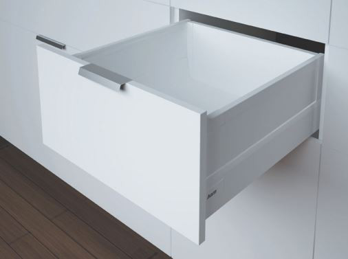 Weiße Schublade mit Reling, Seitenwand und Softclose der Marke Harn Ritma Cube eingebaut in einer modernen Küche 