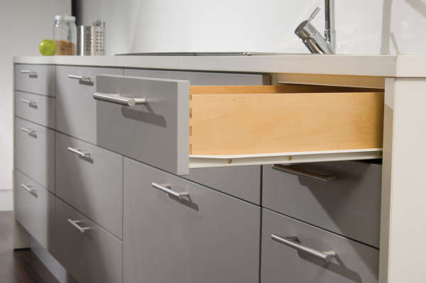 Seitenansicht einer Schubladenführung aus Metall eingebaut in einer modernen Küche
