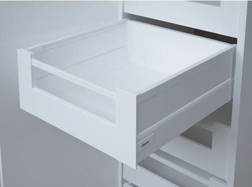 Weiße Schublade als Version Innenschublade mit Hoher Seitenwand und Softclose der Marke Harn Ritma Cube eingebaut in einer modernen Küche 
