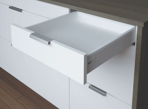 Weiße Schublade mit Softclose der Marke Harn Ritma Cube eingebaut in einer modernen Küche 