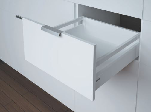 Weiße Schublade mit Reling und Softclose der Marke Harn Ritma Cube eingebaut in einer modernen Küche 